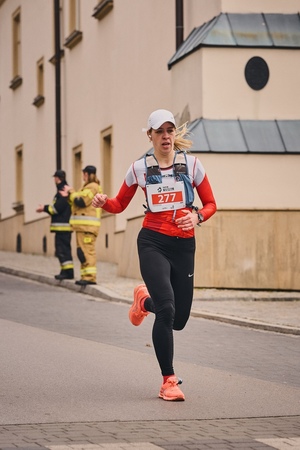 Gabriela Sas funkcjonariusz Komisariatu Policji w Kańczudze  wbiega na metę biegu