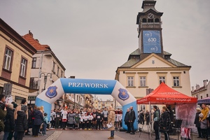 wspólne pamiątkowe zdjęcie uczestników biegu