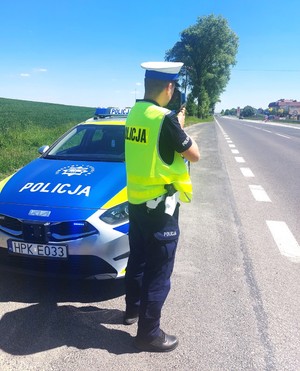 Policja podczas pracy na laserowym mierniku prędkości