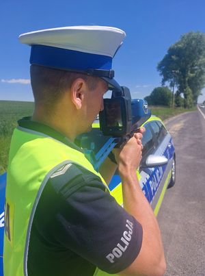 Policja podczas pracy na laserowym mierniku prędkości