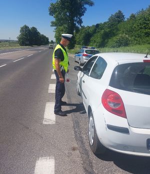 Policja podczas pracy na laserowym mierniku prędkości