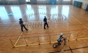 Uczestnicy konkursu jeżdżą rowerem po torze sprawnościowym