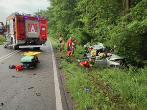 Miejsce zdarzenia drogowe straż pożarna oraz bmw