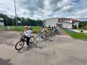 Policjanci podczas egzaminu na kartę rowerową