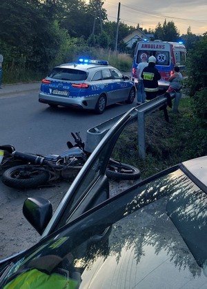 Miejsce zdarzenia drogowe radiowóz policyjny, straż pożarna oraz motocykl