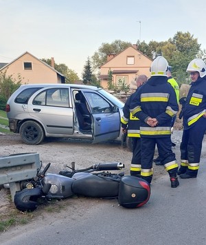 Miejsce zdarzenia drogowe radiowóz policyjny, straż pożarna oraz motocykl