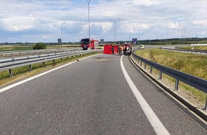 Miejsce zdarzenia drogowe straż pożarna i motocykl