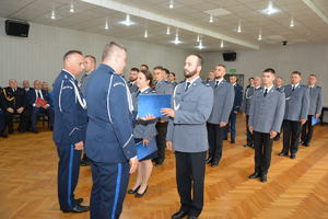 Komendanci wręczają akty mianowania na wyższe stopnie służbowe