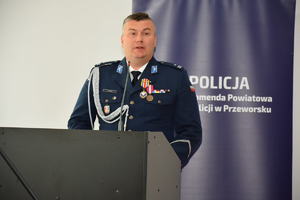 I Zastępca Komendanta Wojewódzkiego Policji stojący za mównicą podczas przemówienia