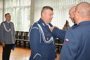 I Zastępca Komendanta Wojewódzkiego Policji otrzymuje medal związkowy