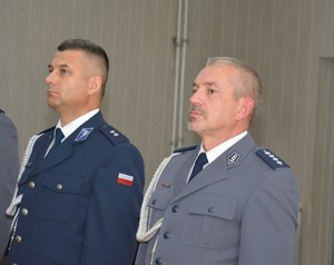 dwaj policjanci w umundurowaniu galowym