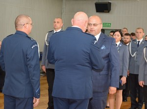 Policjanci wręczają medal związkowy