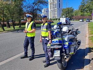 Policjanci stoją przy motocyklach