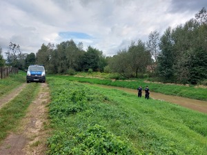 Policjanci patrolujący teren rzeki