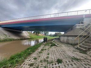 Policjanci patrolujący teren rzeki