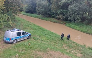 Policjanci monitorują stań rzek