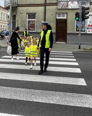 Dzieci przechodzą przez przejście dla pieszych