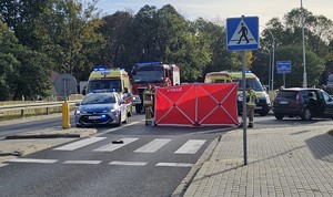 Miejsce zdarzenia drogowego policja, straż karetki pogotowia