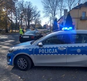 Policjanci pełnią służbę przy cmentarzach