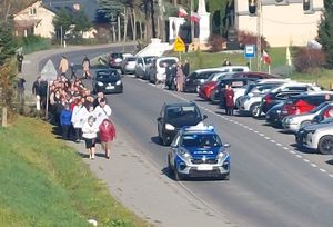 Policjanci podczas kontroli cmentarzy