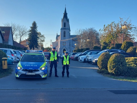 Policjanci podczas kontroli cmentarzy