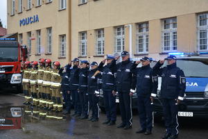 Przeworscy policjanci i strażacy uczcili śmierć swojego kolegi, tragicznie zmarłego policjanta.