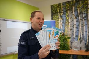 Policjanci z ulotkami dotyczącymi bezpiecznej wody