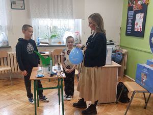 Przedstawicielka Wód Polski prowadzi z dziećmi konkurs koło fortuny