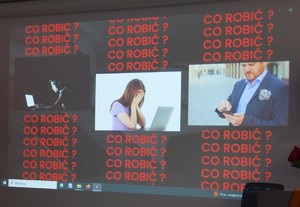 Seniorzy oglądają spoty poświęcone oszustwom na policjanta, na wnuczka, na amerykańskiego żołnierza