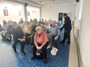 Policjanci pokazał sposób działania złodziei torebek oraz kieszonkowców