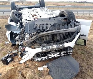 Miejsce zdarzenia drogowego i uszkodzenia pojazdu Dacia Sandero