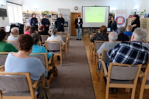 Policjanci na spotkaniu z seniorami