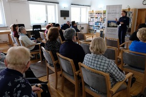 Policjanci na spotkaniu z seniorami