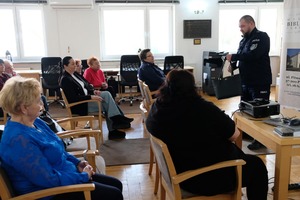 Policjanci na spotkaniu z seniorami