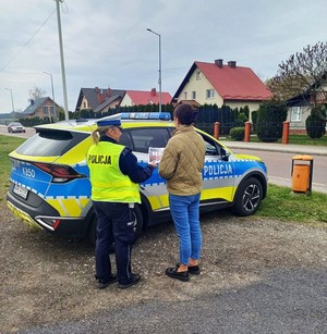 Policjanci podczas rozdawania broszur informacyjnych