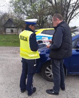 Policjanci podczas rozdawania broszur informacyjnych