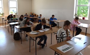 Młodzie żpodczas pisania testu