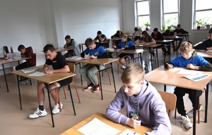 Młodzie żpodczas pisania testu