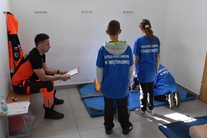 Uczestnicy turnieju podczas udzielania pierwszej pomocy