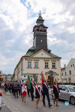 Przemarsz uczestników uroczystości ulicami miasta Przeworska
