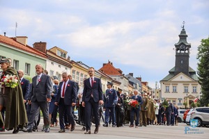 Przemarsz uczestników uroczystości ulicami miasta Przeworska