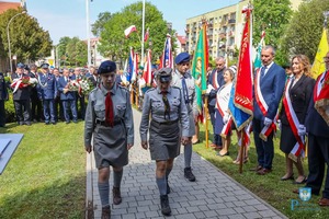 Składanie wieńców przed pomnikiem
