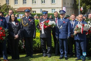 Składanie wieńców przed pomnikiem