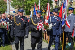 Składanie wieńców przed pomnikiem