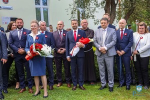 Składanie wieńców przed pomnikiem