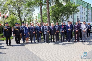 Składanie wieńców przed pomnikiem