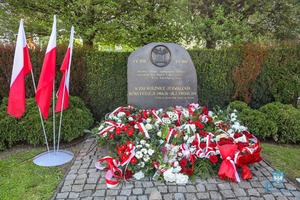 Składanie wieńców przed pomnikiem