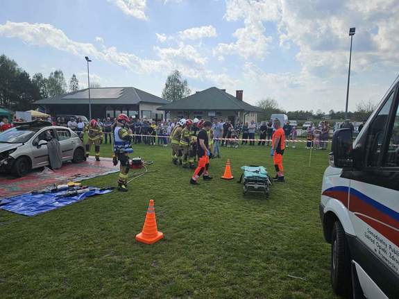 Pokaz ratownictwa w wykonaniu policji, straży  pożarnej oraz ratownictwa medyczne . Zdarzenie drogowe ratowanie osób z samochodu