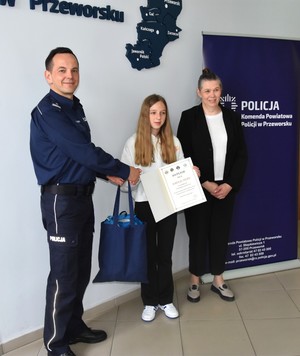 Uroczyste wręczenie nagrody uczennicy Szkoły Podstawowej w Dębowie przez Komendanta Powiatowego Policji w Przeworsku