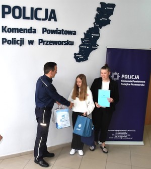 Uroczyste wręczenie nagrody uczennicy Szkoły Podstawowej w Dębowie przez Komendanta Powiatowego Policji w Przeworsku